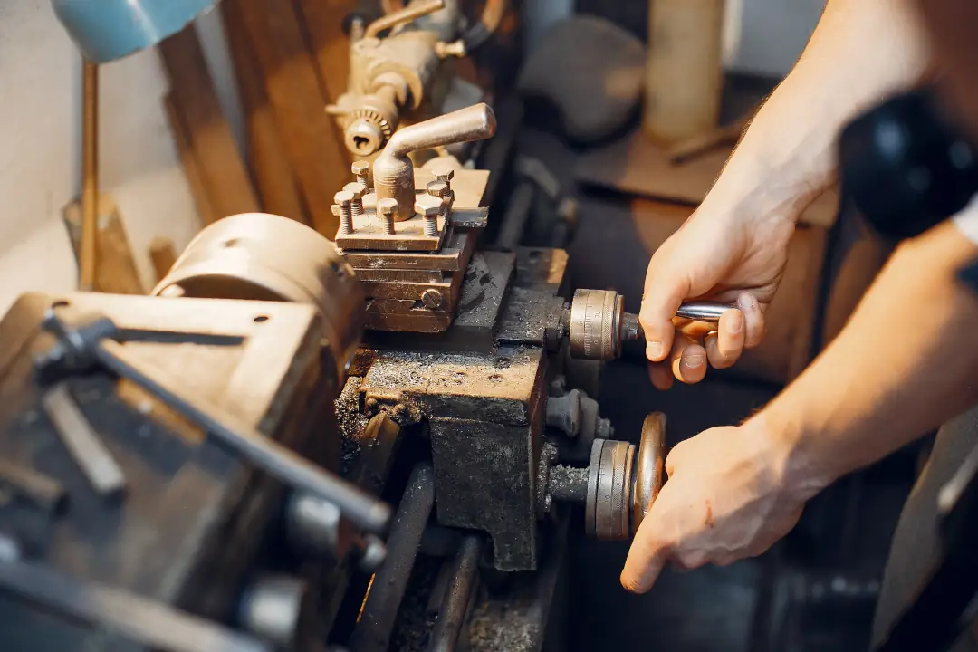 tehnician realizand strunjirea metalelor in atelier