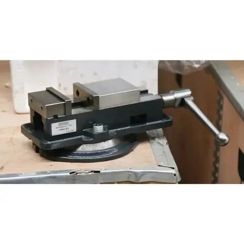 Menghina pentru masini de frezat VMQ 100 OPTIMUM Menghina pentru masini de frezat VMQ 100 OPTIMUM Latimea falcii 105 mm