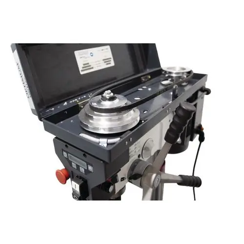 Sistemul de transmisie cu roti de curea din aluminiu prelucrat asigura o functionare silentioasa si permite schimbarea treptelor de viteza pentru adaptarea la diametrul de gaurire. Fulii din aluminiu si curea de transmisie trapezoidala sub carcasa superioara masina de gaurit.