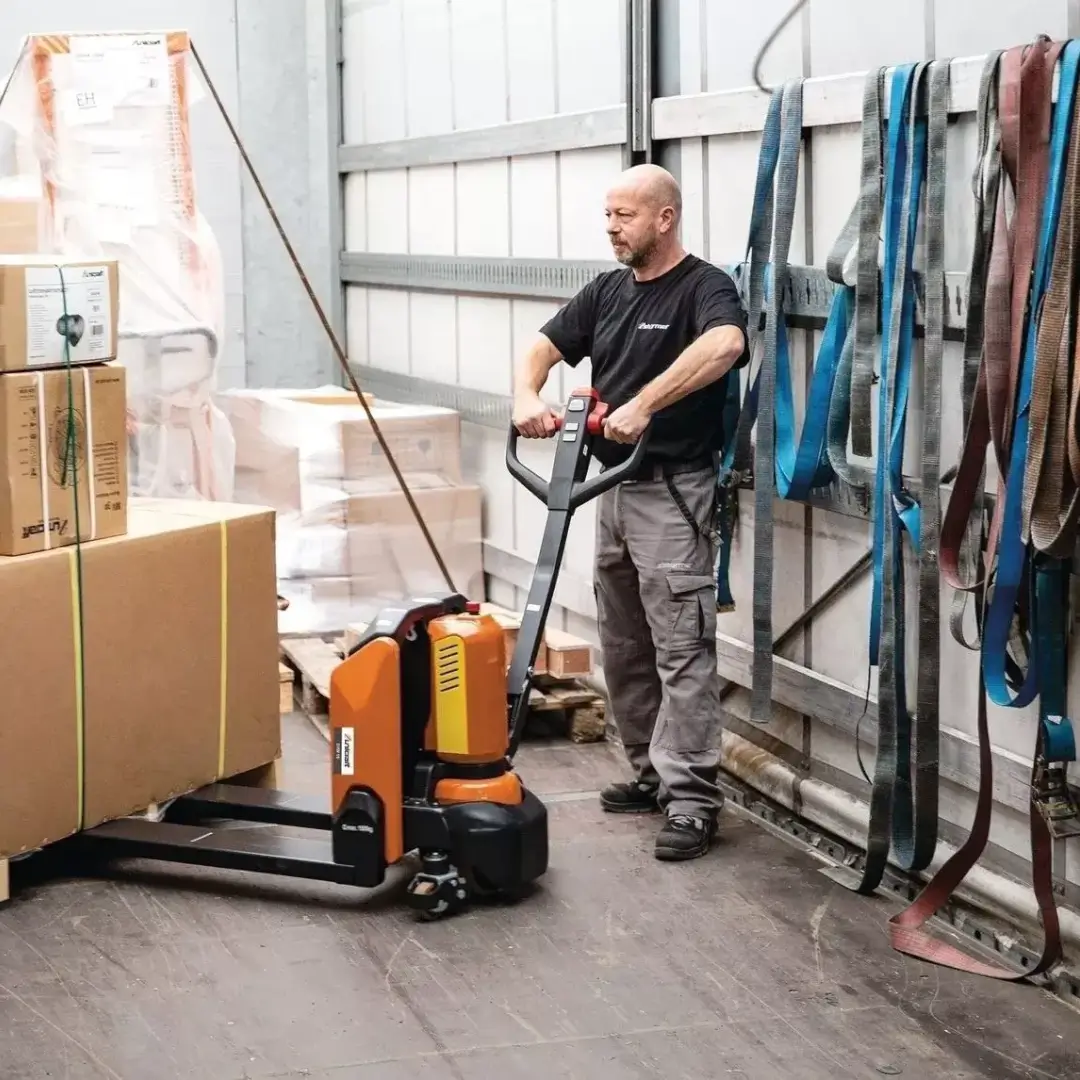 Transport greutati transpalet electric EHW 12 Transport greutati transpalet electric EHW 12
