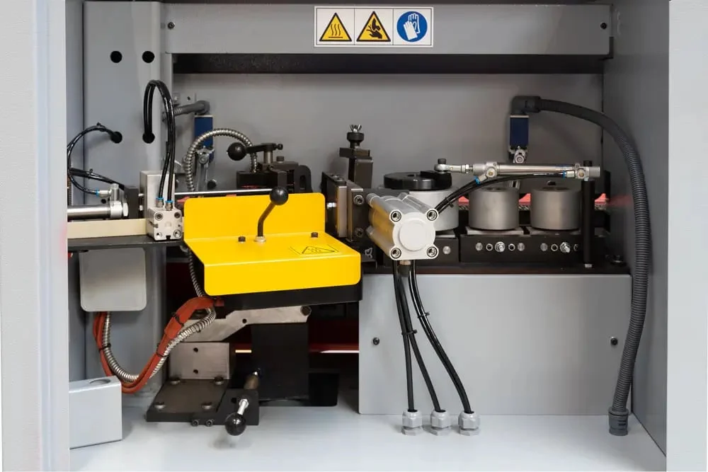 Masina de aplicat cant automata KAM4EPS 400V Holzmann Masina de aplicat cant automata KAM4EPS 400V Holzmann Dimensiuni de instalare 3960 x 1060 x 1560 mm